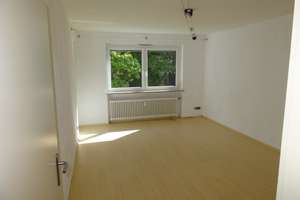 Helle freundliche Hochparterre-Wohnung mit drei Zimmern sowie Balkon und Einbauküche in Moosach. – Triebstraße 10, 80993 Alt-Moosach, München – Vorschaubild 2