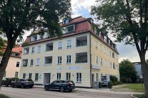 Zentrale 2-Zimmer-Wohnung mit Loggia und Duplex-Stellplatz Mitten in Traunstein