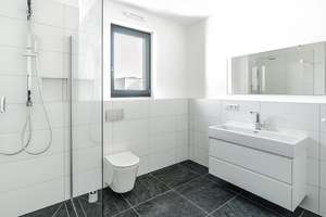 Penthouse-Living im Neubau: Sonnige Terrasse, hochwertige Küche & Erstbezug
*Zuzüglich TG-Stellpla – Die vollständige Adresse der Immobilie erhältst du vom Anbieter., 14167 Lichterfelde, Berlin – Vorschaubild 7