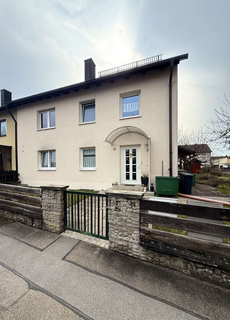 Immobilie in Roth - Gepflegte Doppelhaushälfte aufgeteilt in 2 Dreizimmerwohnung & 2 Garagen - Bild 1