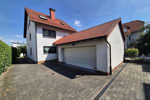 Wohnensemble aus Mehrfamilienhäusern und zwei Einfamilienhäusern mit Garage und Stellplätzen