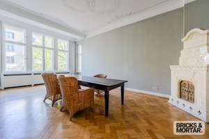 Herrschaftliche, bezugsfreie 8-Zimmer- Altbauwohnung am Ku’damm: 266 m², Kamin, Kachelofen & Loggia – Die vollständige Adresse der Immobilie erhältst du vom Anbieter., 10629 Charlottenburg, Berlin – Vorschaubild 2
