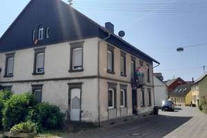 Mehrfamilienhaus mit 5 Wohnungen, Anbau und Bauplatz – Die vollständige Adresse der Immobilie erhältst du vom Anbieter., 67749 Offenbach-Hundheim – Vorschaubild 1