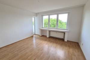 Schön und gemütlich! Top 2,5 Raum Wohnung in zentraler Lage ! Balkon und Aufzug !
