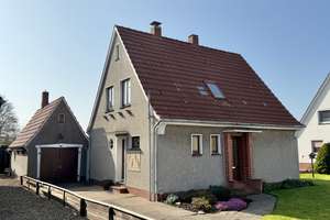 Sanierungsbedürftiges Zuhause mit Charakter und Südgarten – direkt am Weserdeich  gelegen – Die vollständige Adresse der Immobilie erhältst du vom Anbieter., 26919 Brake (Unterweser) – Vorschaubild 1