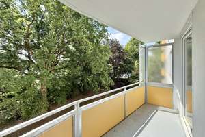 Moderne & frisch sanierte 1-Zimmer-Wohnung: hell, sonniger Balkon + schöner Ausblick ins Grüne
