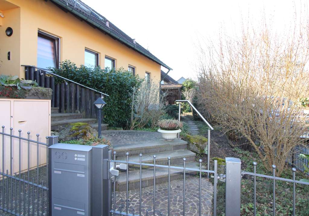 Immobilie in Emskirchen - Einfamilienhaus mit 9 Zimmern und Garage in Emskirchen - Bild 0