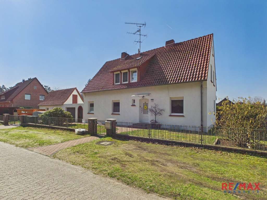 Immobilie in Schwarmstedt - Zweifamilienhaus mit großem Grundstück und Doppelgarage in Schwarmstedt-Grindau! - Bild 0