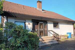 Ein- (Zwei-)familienhaus in Hausen im Wiesental, Feldrandlage mit Garten, 2 Garagen und Keller