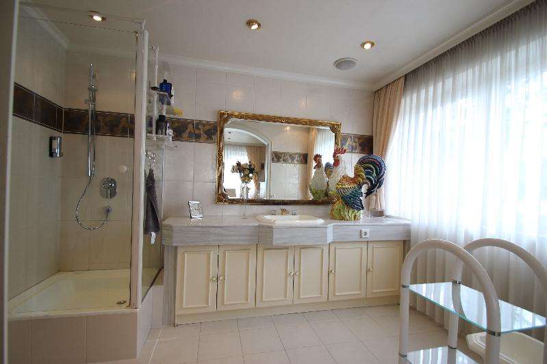 Immobilie in Rheinbreitbach - Einfamilienhaus mit Top-Ausstattung 2 Bäder ruhiger Lage Garten Garage Carport schöne Au - Bild 10