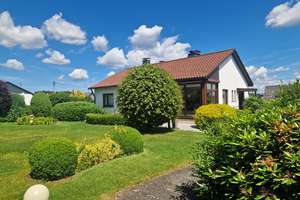 Tolles Einfamilienhaus im Bungalowstil mit wunderschönem parkähnlichen Gartengrundstück in Weitefeld – Die vollständige Adresse der Immobilie erhältst du vom Anbieter., 57586 Weitefeld – Vorschaubild 2