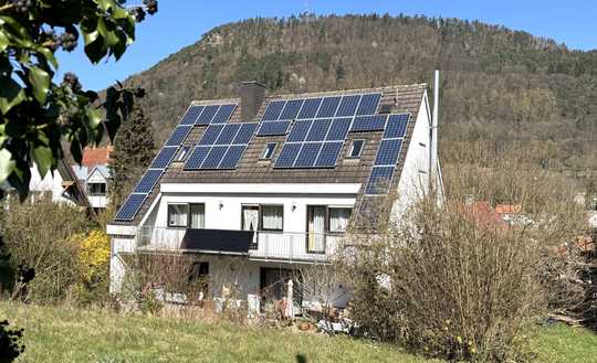 Großzügiges Einfamilienhaus mit Balkon, Sauna, Gästewohnung und Burgblick in ruhiger Hanglage