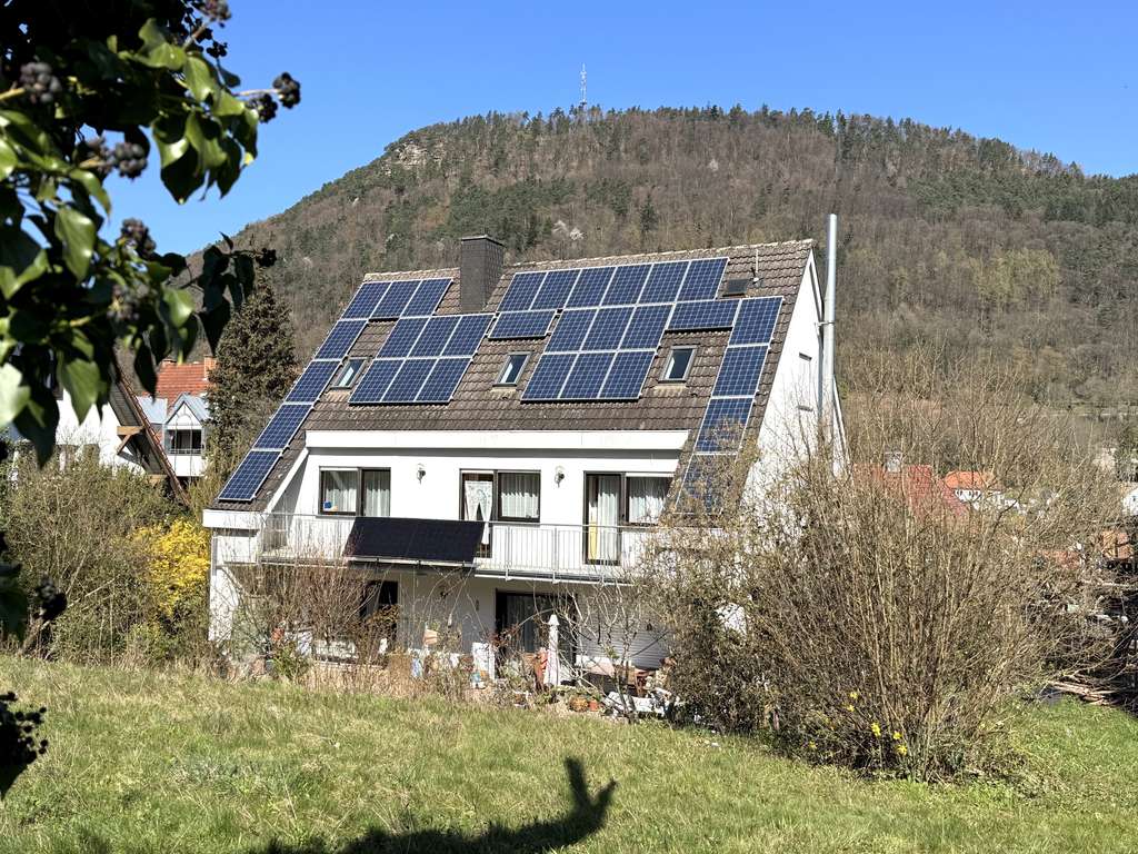 Immobilie in Annweiler am Trifels - Großzügiges Einfamilienhaus mit Balkon, Sauna, Gästewohnung und Burgblick in ruhiger Hanglage - Bild 0