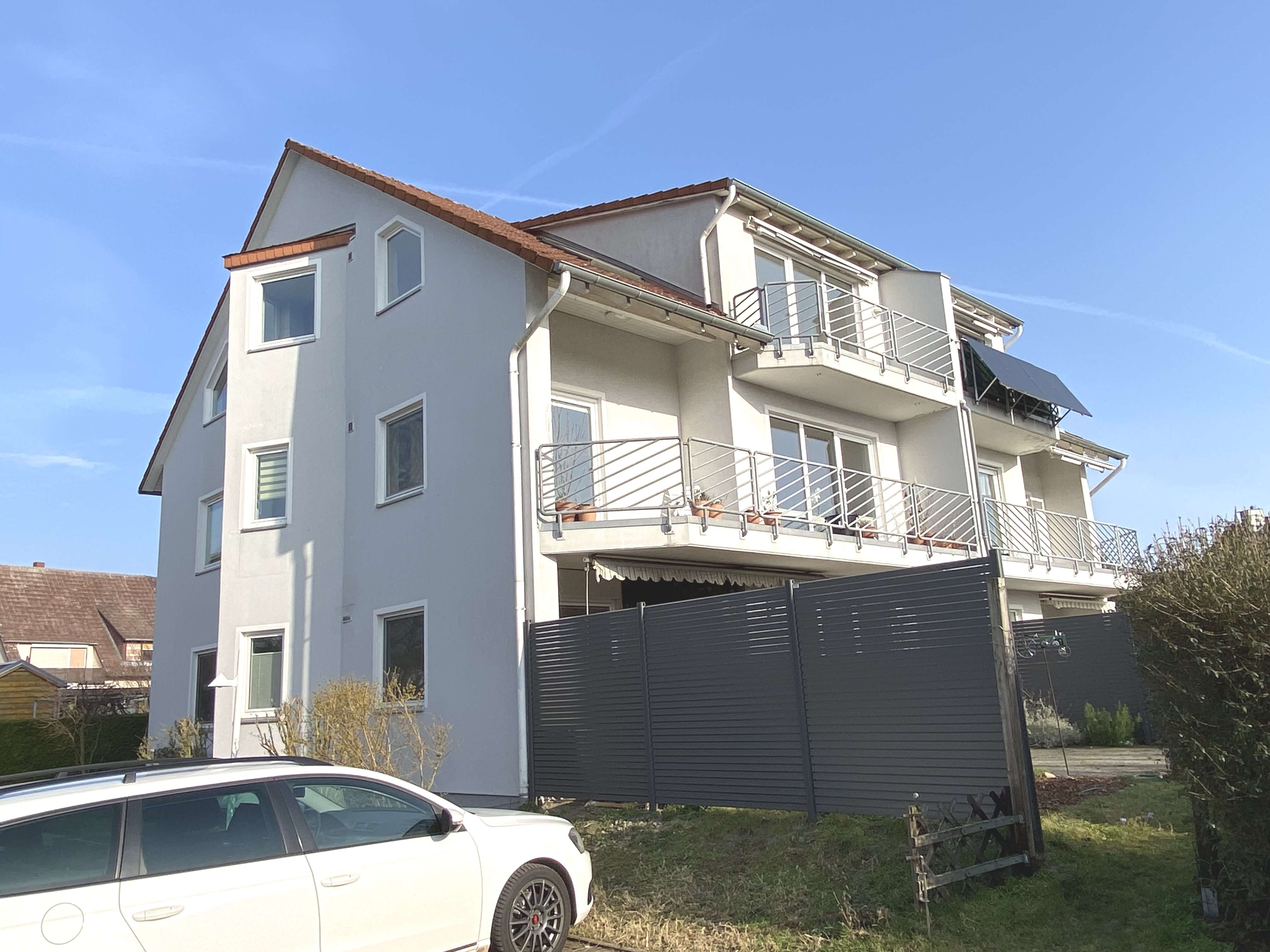 Lagesbüttel, ruhige Lage! Helle 3 Zim.-Dachgeschoss-Etw. im 2.OG. mit Balkon (Renovierungsbedarf), Gifhorn Kreis – Bild 1