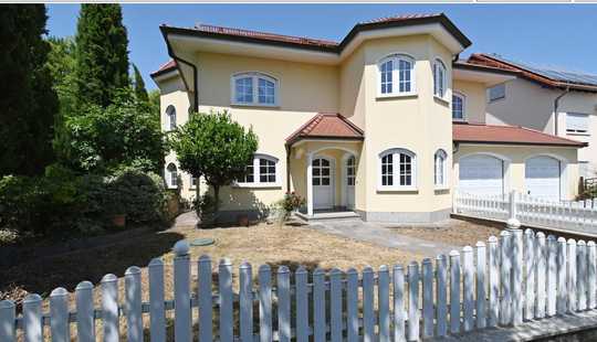 Bild von Anspruchsvolle Architektur in ruhige Lage mit ELW , Solaranlage und zwei innenliegenden Garagen!