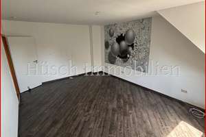 **huesch-immobilien.de**
Charmante 3.5-Zimmer-Dachgeschosswohnung mit Balkon in Essen-Schonnebeck – Die vollständige Adresse der Immobilie erhältst du vom Anbieter., 45309 Schonnebeck, Essen – Vorschaubild 15