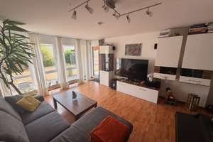 Helle 3,5-Zimmer-Hochpaterrewohnung mit Garten & Tiefgarage