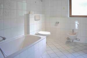 Großzügiges Zweifamilienhaus mit Doppelgarage, Sauna, Kachelofen, Wintergarten, Terrasse Balkon – Die vollständige Adresse der Immobilie erhältst du vom Anbieter., 74889 Sinsheim – Vorschaubild 7