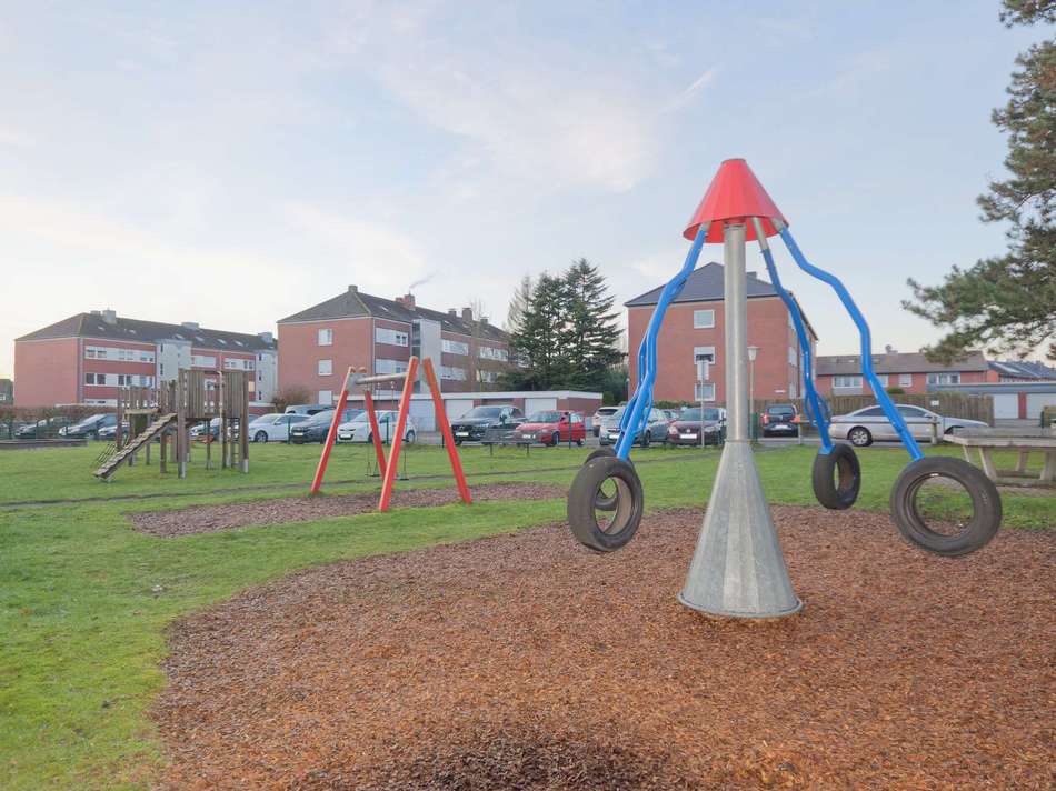 öffentl. Spielplatz vor dem Ha