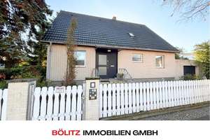 Rudow: Großzügiges Holz-Wohnhaus: 7 Zi.,151m² Wfl+147m² Nfl., 2 Bäder, tollem Garten, 579m² Grdst.