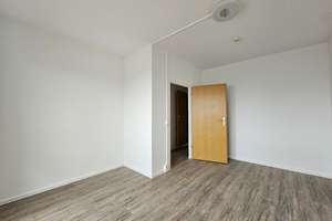 * renovierte 3 Raum * Zentrum * Fahrstuhl * fantastische Aussicht * – Nicolaistraße 3, 8056 Innenstadt, Zwickau – Vorschaubild 3