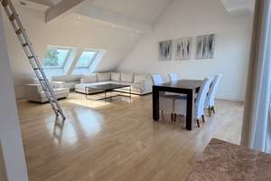 Stilvolle Dachgeschosswohnung mit Balkon und Blick über München