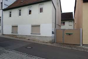 Viel Platz in Hohenmölsen: Mehrfamilienhaus mit zehn Zimmern