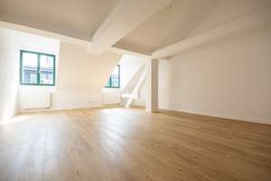 Großzügige Dachgeschosswohnung in Bestlage | Loggia | Separate Küche | Tageslichtbad mit Wanne