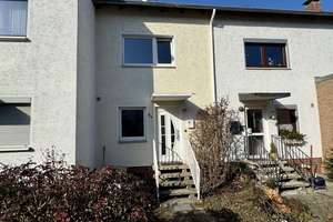 RUDNICK bietet STADTLAGE MIT EIGENEM GARTEN – Reihenmittelhaus mit Garage – Die vollständige Adresse der Immobilie erhältst du vom Anbieter., 30453 Limmer, Hannover – Vorschaubild 2