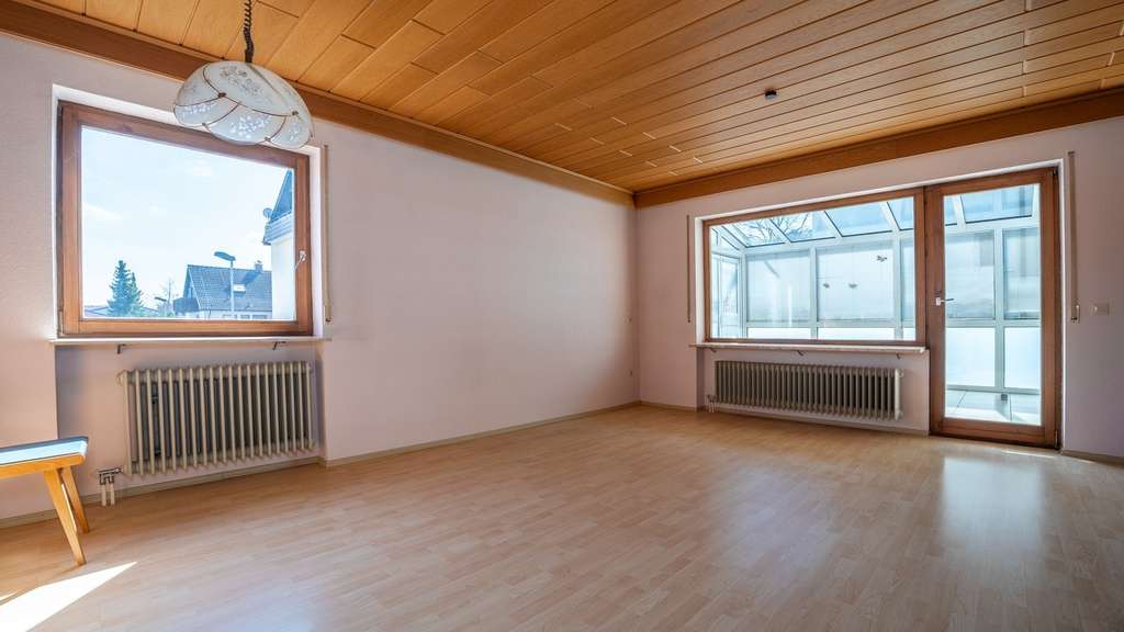 Immobilie in Mühlhausen-Ehingen - Ein- oder Zweifamilienhaus mit großem Grundstück & sonnigem Wintergarten - Bild 3