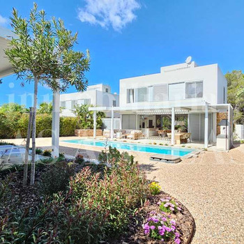 Villa nahe am Strand mit elegantem Design, angenehmen Außenbereichen und Gästehaus