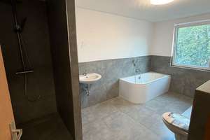 Exklusive Dachgeschosswohnung | Großzügiger Wohnbereich | Bad mit Wanne & Dusche | 