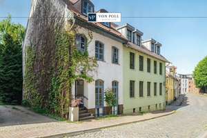 Altstadtflair trifft Wohnkomfort I Modernes Stadthaus mit Einliegerwohnung & bezauberndem Grundstück