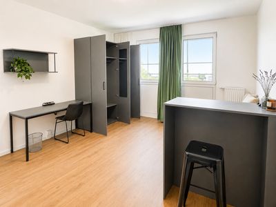 Modernes möbliertes Apartment mit Balkon