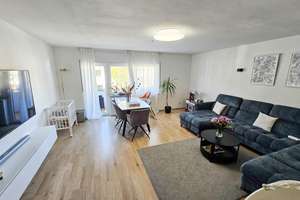 Moderne 4-Zimmer-Wohnung mit zwei Balkonen und Duplex-Stellplatz