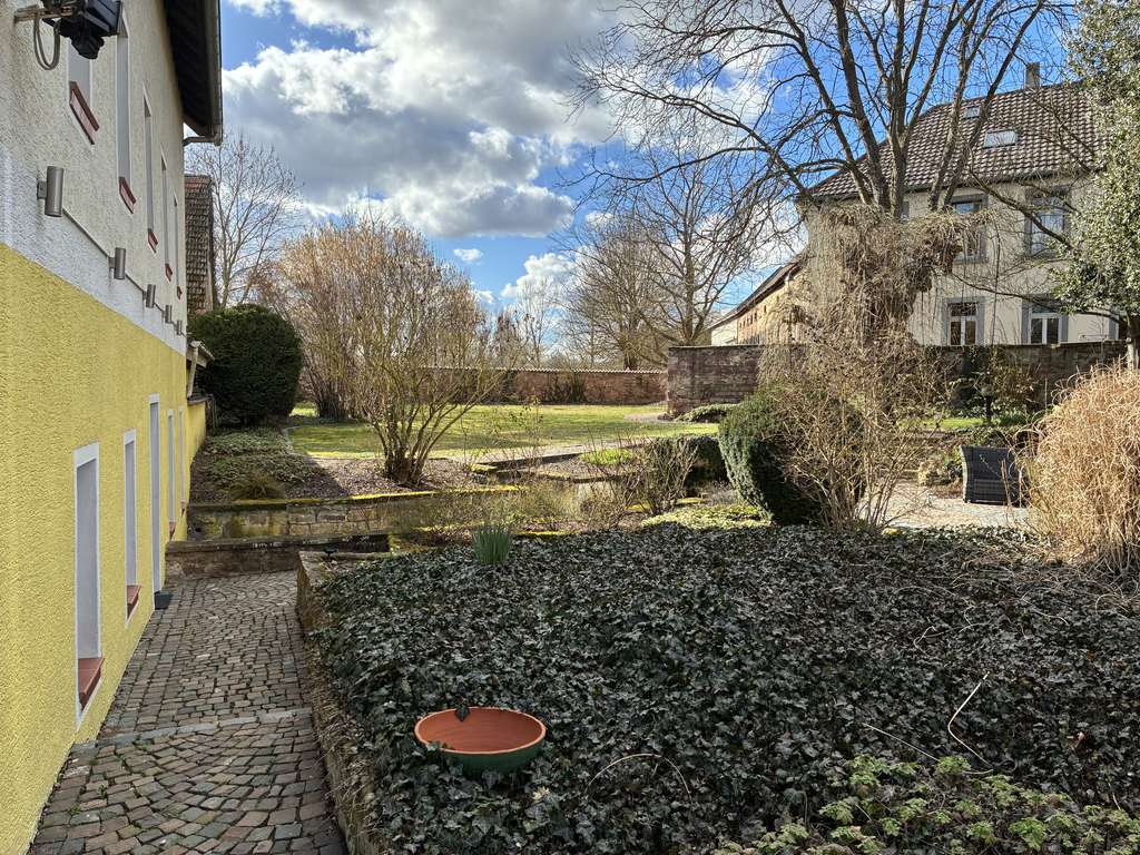 Immobilie in Großkarlbach - Außergewöhnliches Wohnhaus in ehemaliger Mühle mit Pool, großem Garten und Bachlauf – provisionsfrei - Bild 3