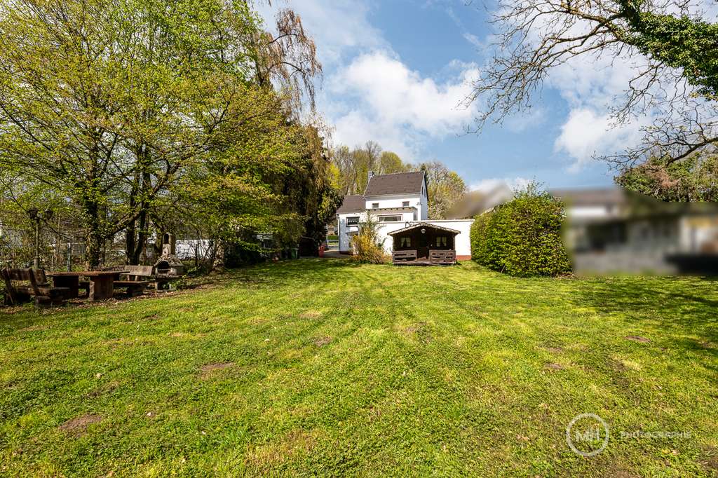 Immobilie in Siegburg - MANNELLA *Natur, Raum & Möglichkeiten* Einfamilienhaus mit beeindruckend großem Garten in Wolsdorf. - Bild 0