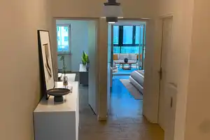 Großzügige 2,5-Zimmer-Wohnung mit Loggia und Balkon – München – Vorschaubild 4