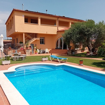 Luxuriöses Haus von 450 m² mit Pool, 2 Minuten von Girona Stadt entfernt.