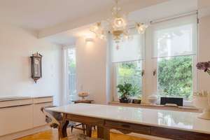 Wohnung mit Haus-im-Haus-Charakter auf zwei Ebenen und Garten