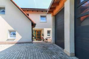 Zweifamilienhaus mit Einliegerwohnung, Gewerbehalle, Garagen, Werkstatt und Garten in ruhiger Lage – Die vollständige Adresse der Immobilie erhältst du vom Anbieter., 93182 Duggendorf – Vorschaubild 1
