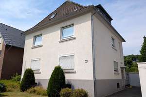 Solides Dreifamilienhaus in Nahne: EG und DG frei