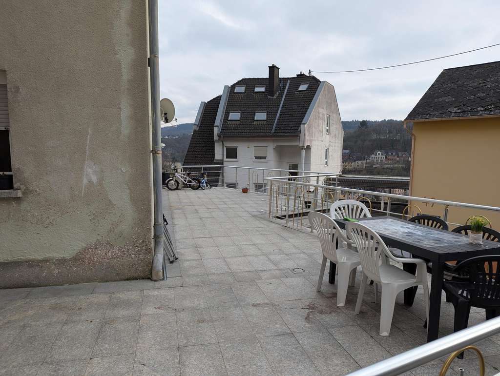 Immobilie in Idar-Oberstein - Zwei Wohneinheiten. Drei Garagen. Eine Aussicht, die bleibt. - Bild 2