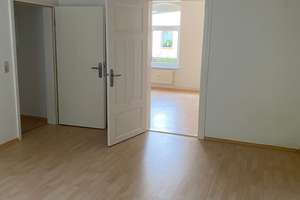 2-Zimmer-Wohnung mit Laminat, Tageslichtduschbad, EBK mgl.