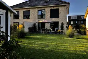 Stilvoll & Modern: Exklusive Doppelhaushälfte in Bestlage von Bad Bramstedt mit unverbaubarem Blick – An der Osterau 22b, 24576 Segeberg (Kreis) – Vorschaubild 1