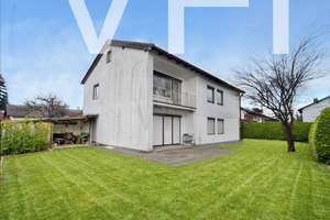 Freistehendes Zweifamilienhaus mit großem Grundstück in Kolbermoor – Ideal für Sanierer