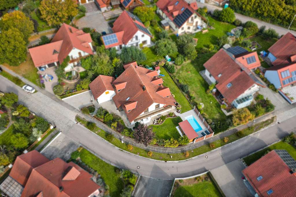 Immobilie in Riekofen - Großzügiges Familienidyll mit Pool und gehobener Ausstattung in ruhiger Lage von Sünching - Bild 1