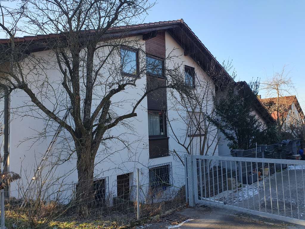 Immobilie in Neckartenzlingen - Helle 4,5 Zimmer DG Wohnung mit großer Wohnküche in 2-Familienhaus - Bild 1