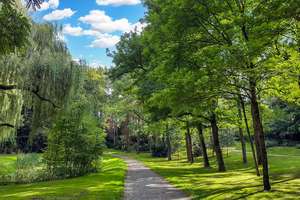 CA. 1.300 QM VILLENGRUNDSTÜCK mit Villa zum Modernisieren- vis a vis vom Park