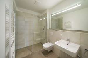 Traummaisonette mit Balkon, Dachterrasse, Wohnküche, Parkettfußboden, 2 Bäder, Abstellr., Außen STP – Friedrich-August-Straße 12, 9306 Rochlitz – Vorschaubild 5